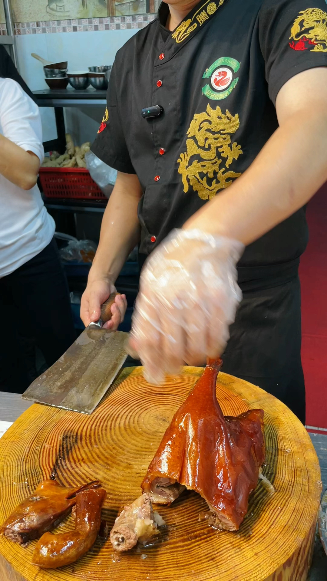 烧鹅老师傅教你烧鹅例牌摆盘,做出酒店的标准,品轩烧腊实体店培训,专业教广东烧鹅!