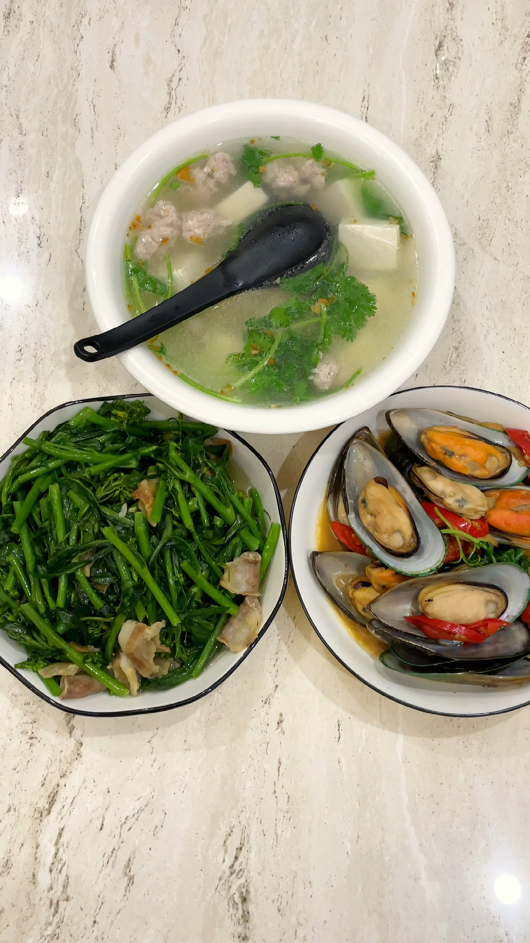 一家人的晚简单的两莱一汤!爆炒青口 清炒介兰心 肉沫豆腐汤简单家常菜吃的是幸福