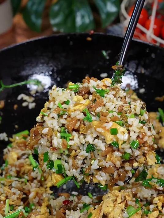 炒外婆饭 天热不想做饭，那你就像我这样做个外婆菜炒饭