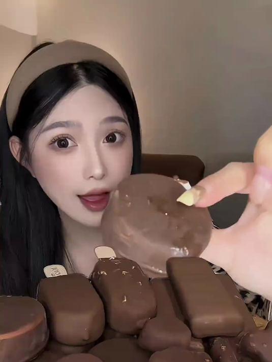 ASMR脆皮巧克力冰淇淋！一次性吃到爽……