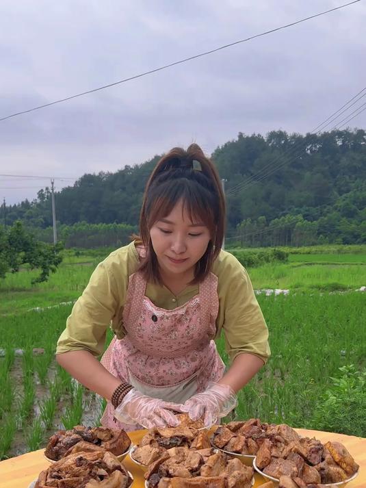 荔浦芋头扣肉,广西特色名菜,有见过是怎么做出来的吗?