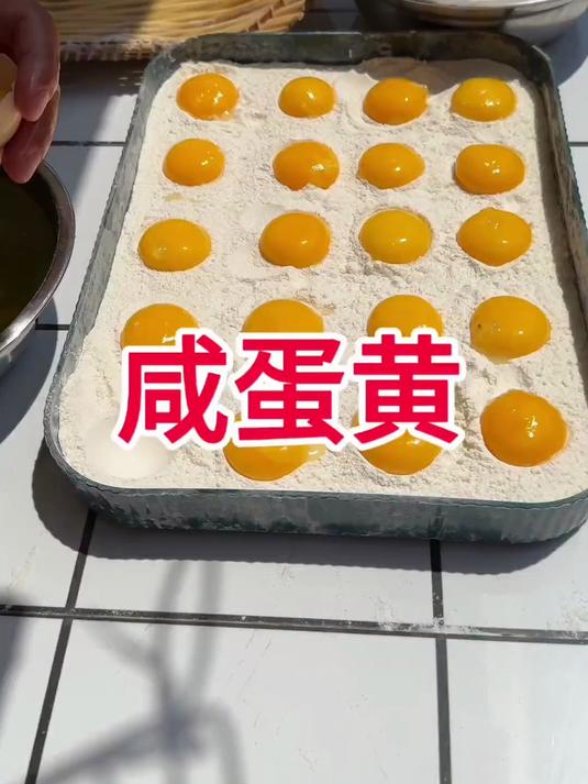 快端午节了，可以用自己做的咸蛋黄包粽子，做蛋黄肉粽