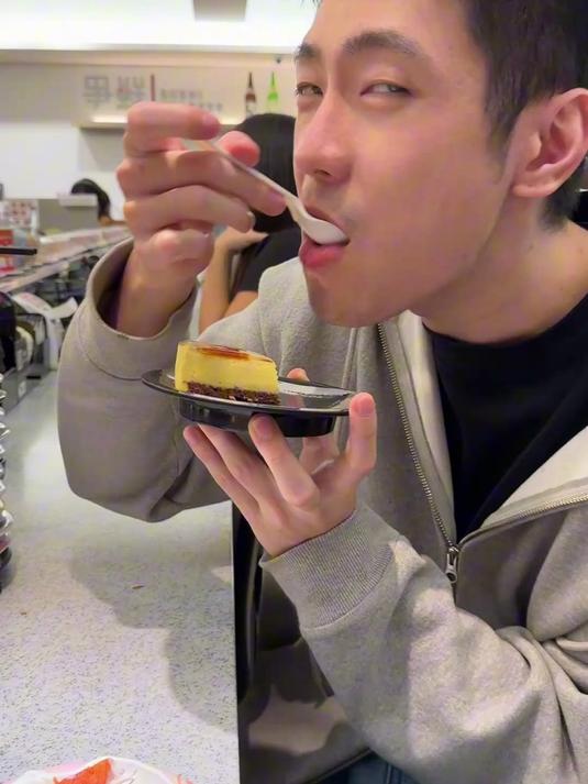 男友说这个蛋糕不好吃(但还是吃完了)