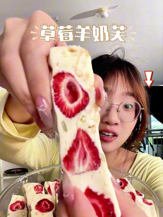 草莓羊奶芙:无香精,新鲜草莓 + 纯羊奶做的