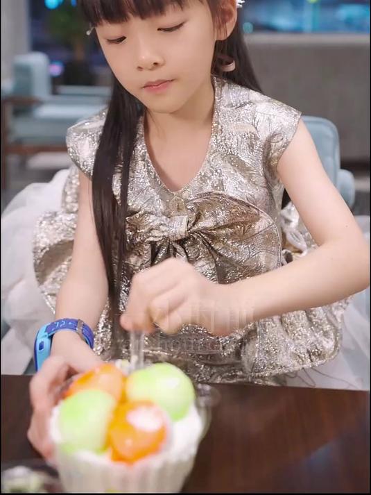 小女孩正在偷吃冰淇淋