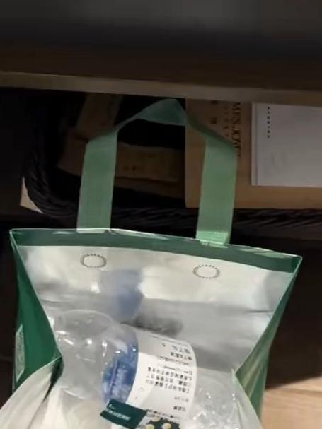 女生点三杯奶茶,店家没有给吸管,没想到店家又补偿了三杯奶茶