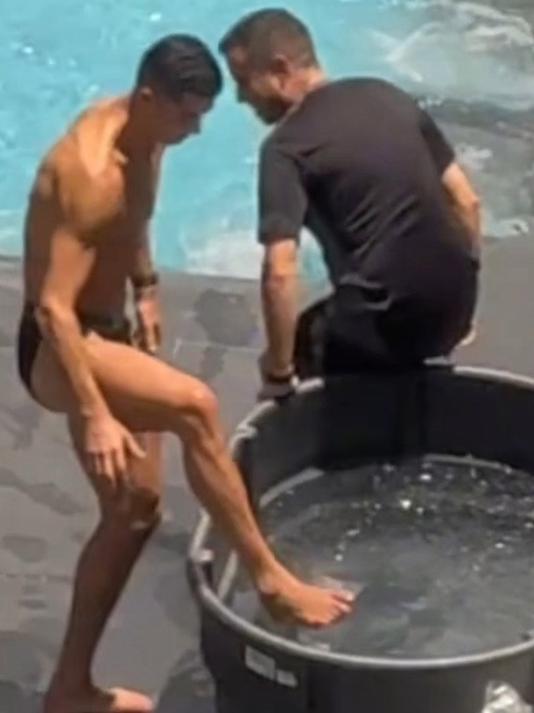 女球迷太幸福!看到C罗户外游泳泡冰浴,总裁全身肌肉,身材好棒