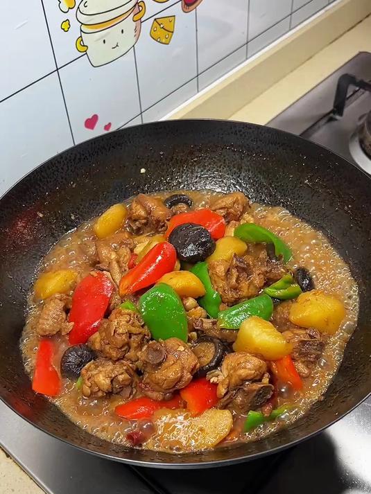 今天分享一道黄焖鸡的做法,鸡肉鲜嫩多汁