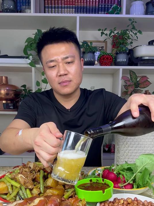 用鸡冠油炖个豆角土豆子 那叫一个香 再来个红烧大肘子