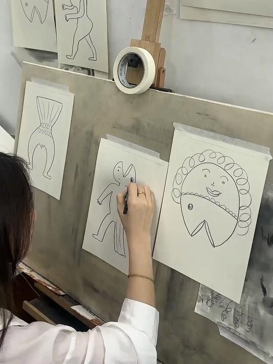 一半人一半鱼的美人鱼，很简单呀是吧