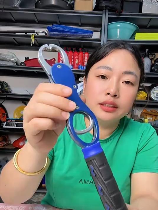 一定要拒绝徒手摘钩的危险操作,正确借助使用控鱼器进行摘钩