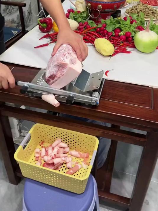 这个羊肉卷肉片机真方便。分分秒秒都把火锅的菜切好。现吃现切