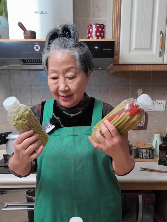 酸豆角当然要搭配点鸡杂，来一道酸辣鸡杂
