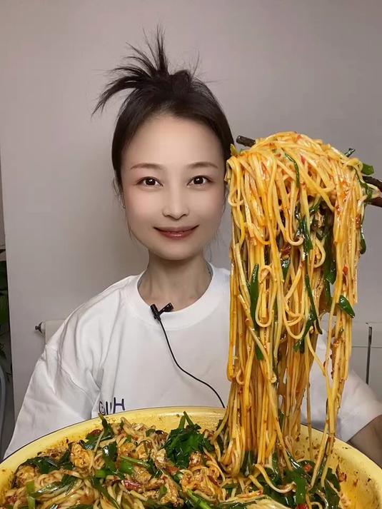美食吃播:韭菜鸡蛋面