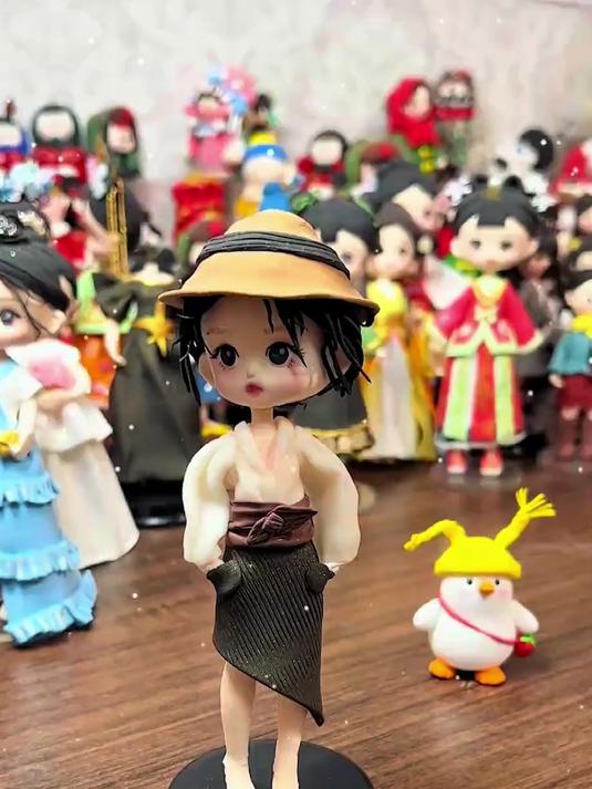 戴着帽子穿裙子的小女孩