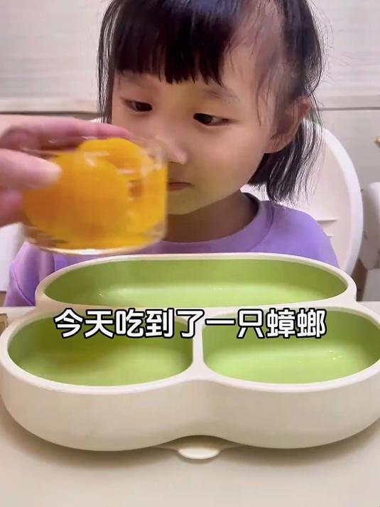 吃到了一只蟑螂 把小家伙吓坏了