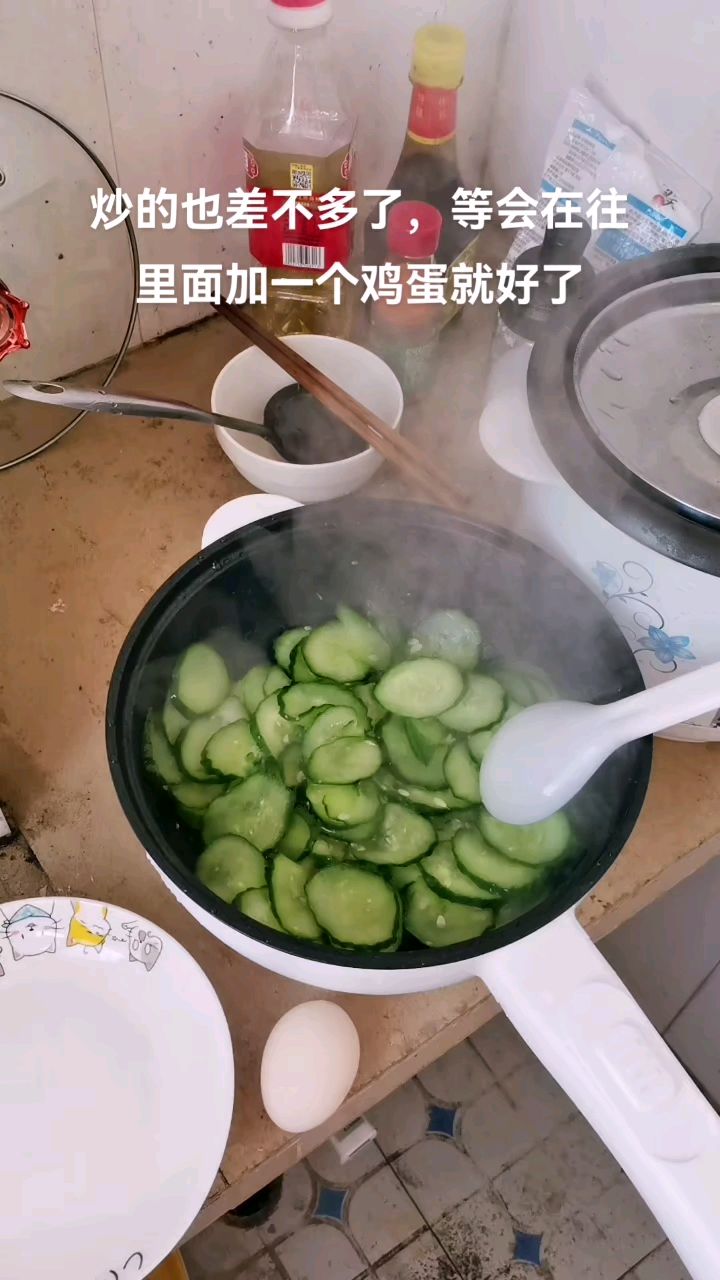 炒的差不多了,好久没有用电炒锅炒菜了,之前都用电饭煲炒菜的,还是电炒锅好用