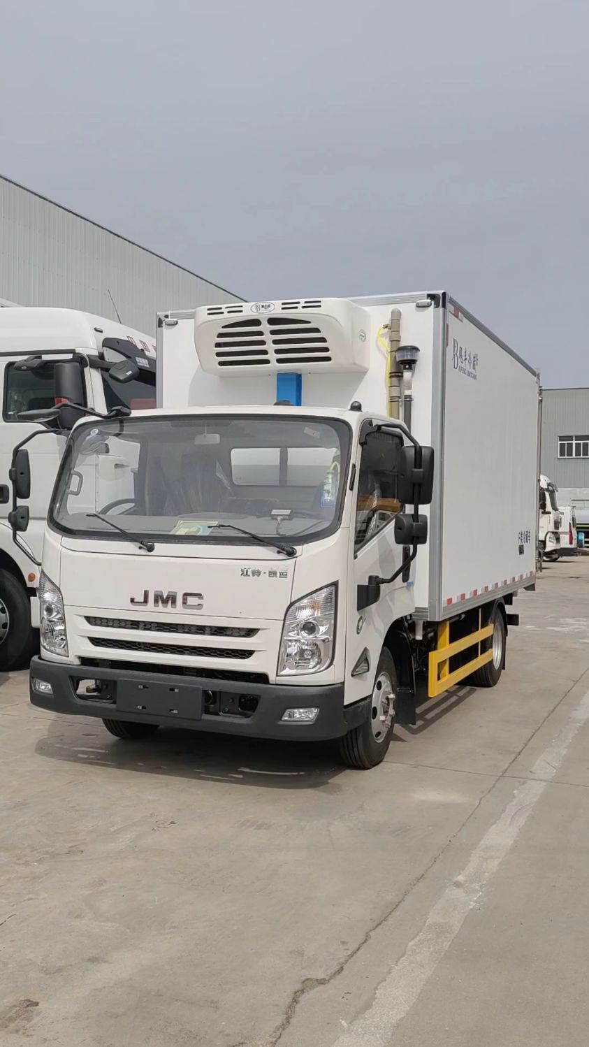 4.2米鲜活鱼海鲜运输车,8个树脂胶鱼厢,水循环、柴油增氧机两套,一备一用