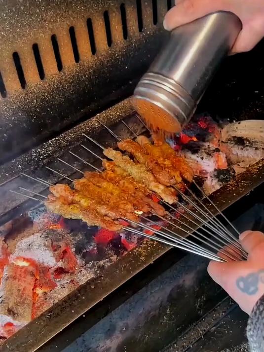 滋滋冒油的烤串加上生菜卷饼里