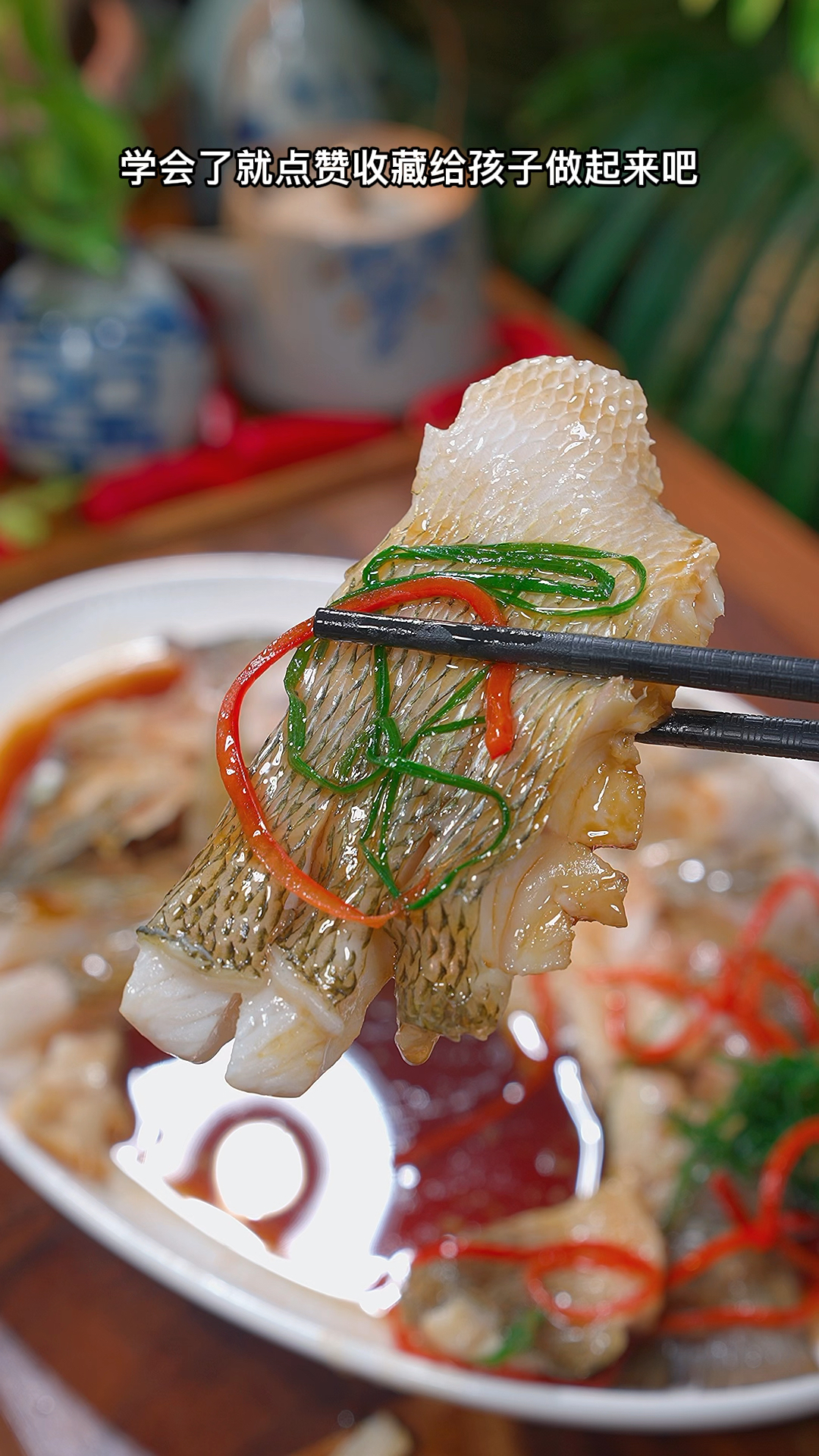 聪明的妈妈每天都会做这个清蒸鲈鱼给孩子吃,营养美味,肉嫩刺少