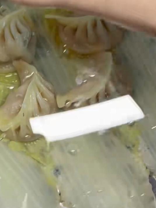 蒸饺子时用白菜叶垫着,这样蒸出来的饺子很完整 不会粘皮