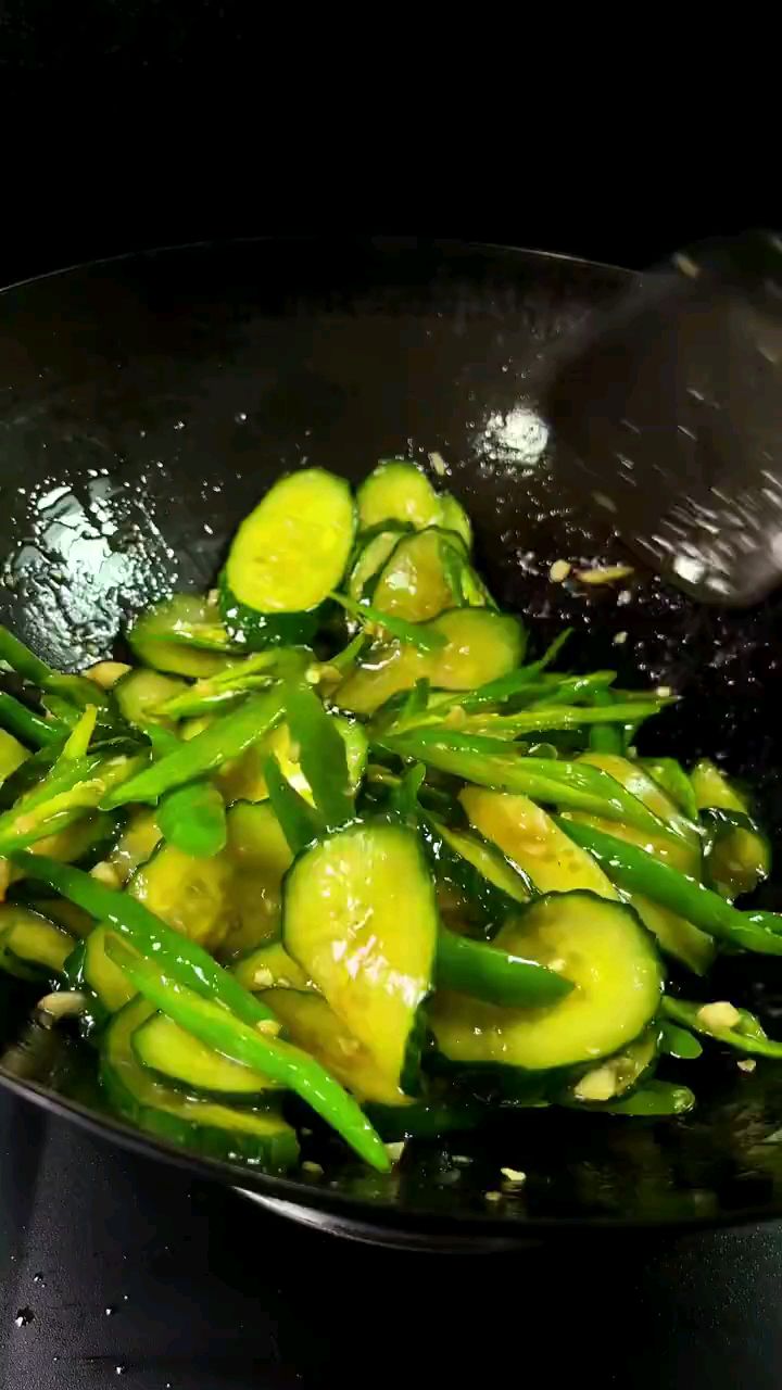 分享美食黄瓜炒辣椒做法
