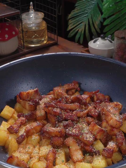 焦香的五花肉搭配绵软的土豆，真的是越吃越想吃