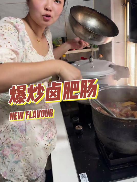 蒸菜被一抢而空,很多钓友光吃米饭了,现场爆炒卤肥肠!