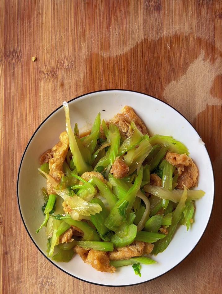 大叶芹菜怎么做好吃,像我这样炒油豆腐好吃