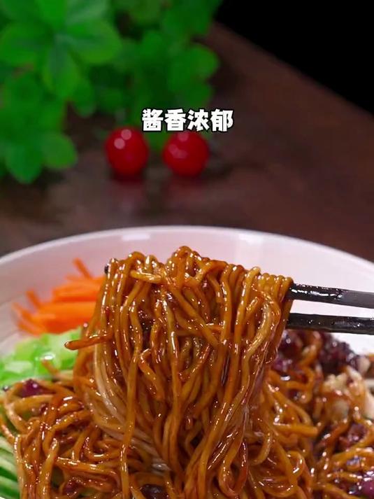 想吃炸酱面,我们自己在家里做简单方便又好吃