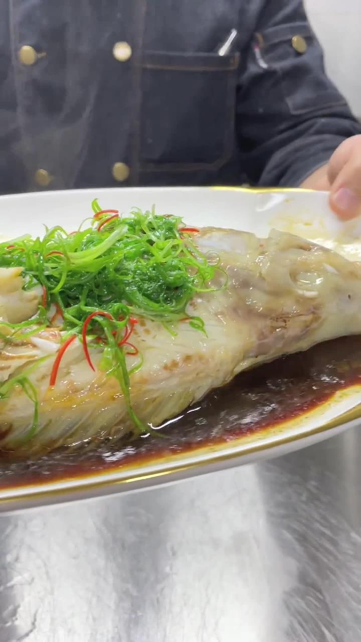 今天分享一道传统粤菜,清蒸彩色雕鱼,原汁原味