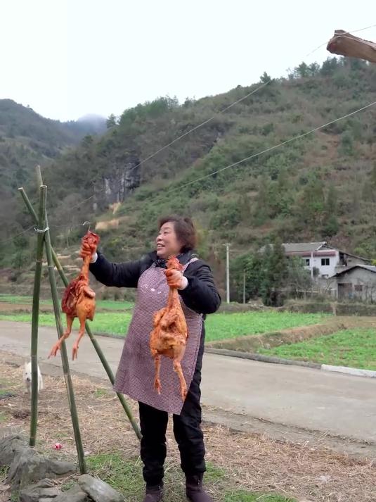 用传统手艺腌制得芋头咸菜和芋头鲝