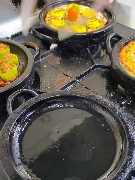 石锅大虾,石锅里放入油,把大虾倒入石锅,浇上蜜汁酱汁~