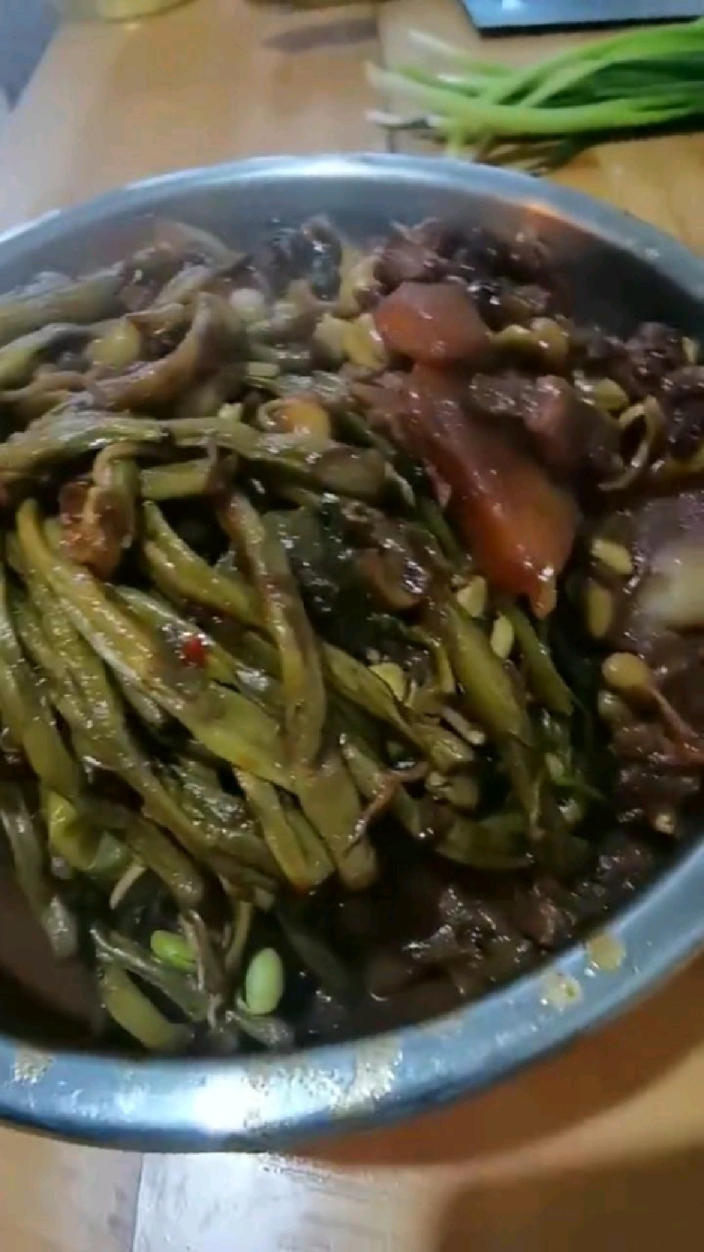 《咱东北家常烀咸菜》集芹菜,土豆,豇豆,青辣椒予一体,烀出来的味道老必了!贼好吃