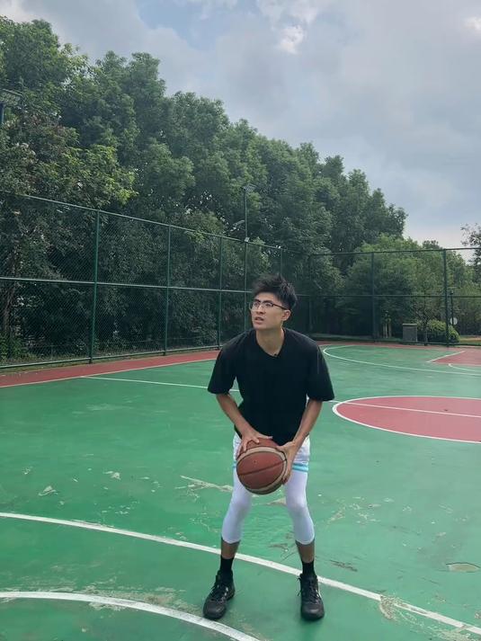 保罗乔治投篮包 持球 起球 站位 发力 出手