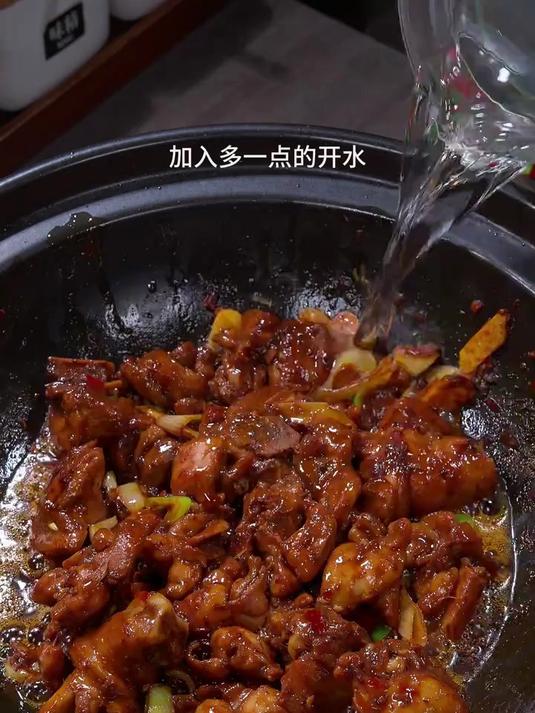 这样做的鸡公煲，满满一锅真的香迷糊了