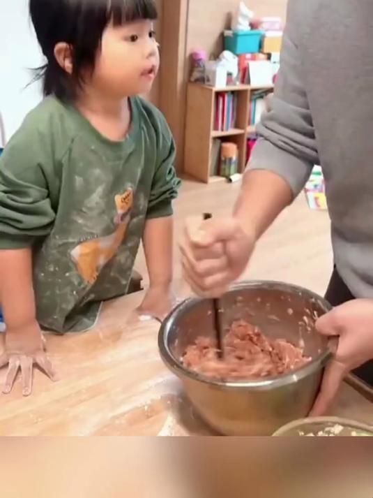 爸爸包饺子,女儿不停地夸奖。情绪价值满满的女儿,爸爸:这饺子我能一直包