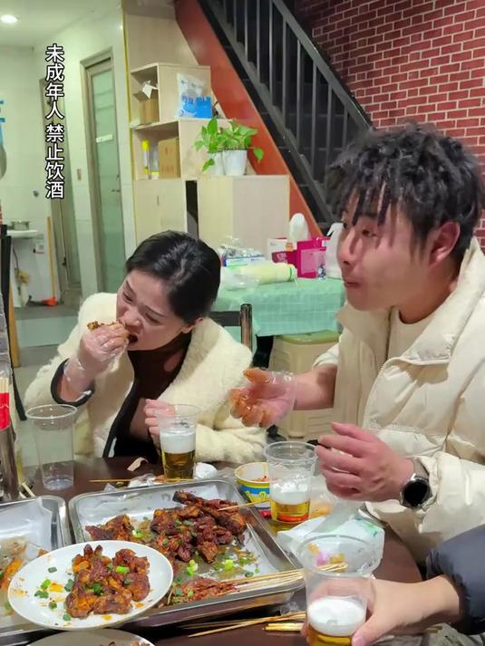 到遵义来宵夜必须安排一顿烤鸡,我们去揭秘一下三十年烤鸡的做法