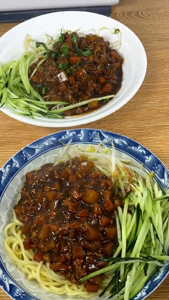 炸酱面怎么吃都不腻!