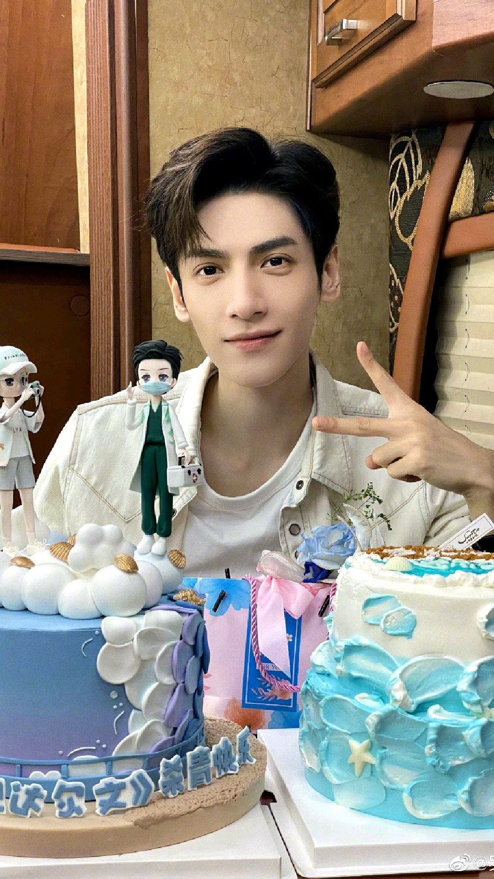 罗云熙机场剧透,头戴鸭舌帽发质真好,头发看起来乌黑飘逸。