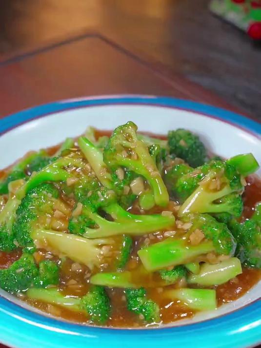 这是最近网上很火的西兰花新吃法