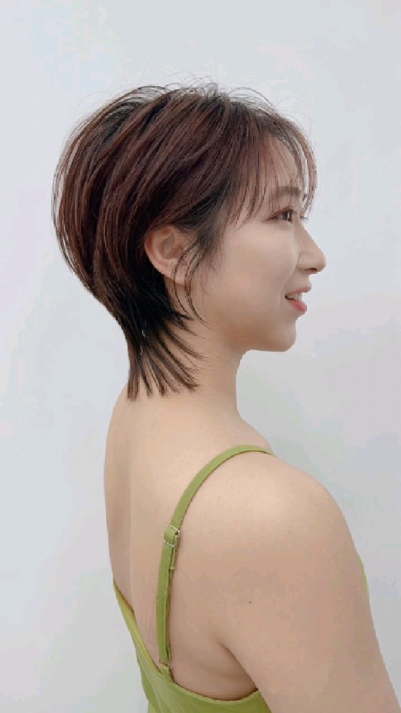 美女长发剪鲻鱼头彰显独特气质