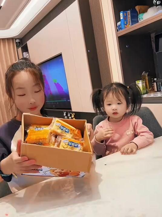 沙琪玛一定要买徐福记,淡奶香的味道,老人小孩都爱吃