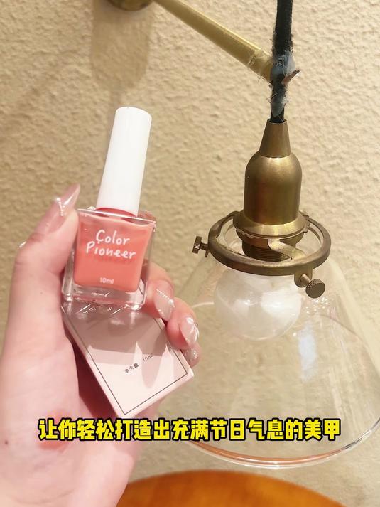 显白必备!奶茶色指甲油来袭!