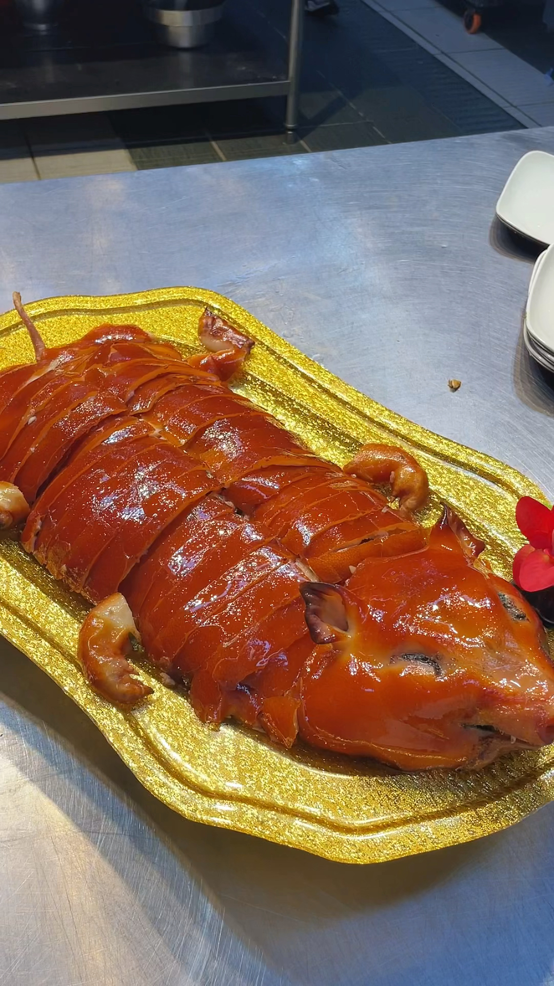 今晚吃烤乳猪，酒店大师傅师傅烤乳猪摆盘，品轩烧腊专业培训烧鸭烧鹅烧腊技术！