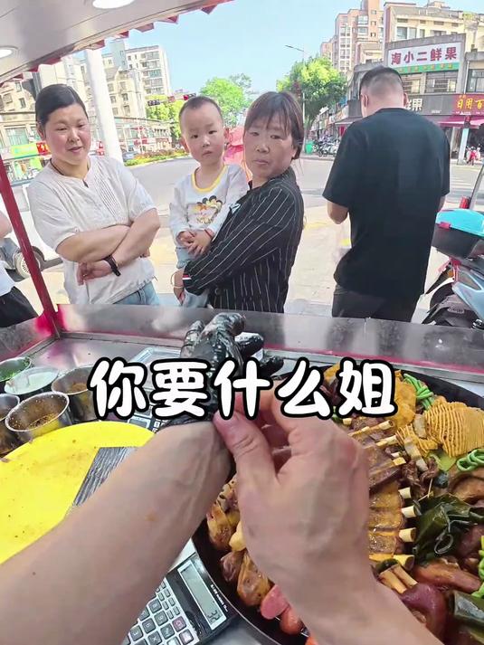 九零后小伙挑战在县城摆摊 记录摆摊生活 卤味 第一视角