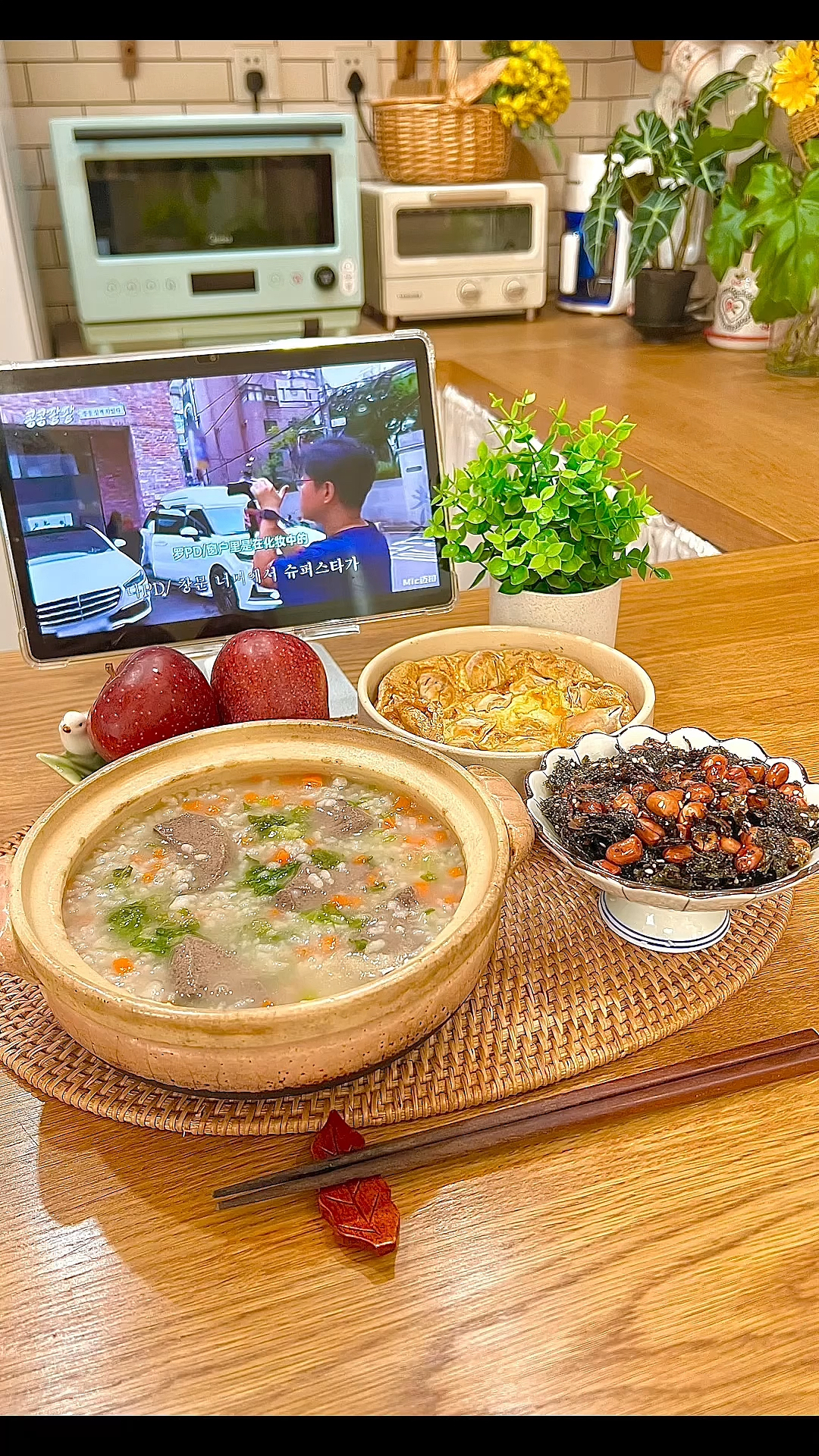 一人食:今天吃猪肝蔬菜粥,饺子抱蛋,海苔花生