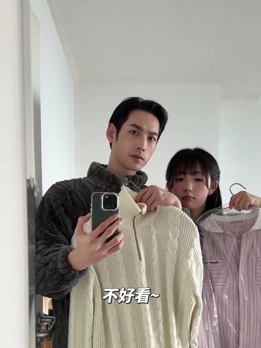 她在拍她的小蛋糕,我在拍我的全世界
