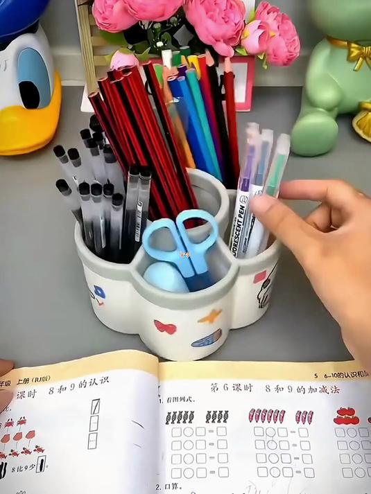 给孩子安排旋转笔筒,文具收纳整齐,拿取超便捷