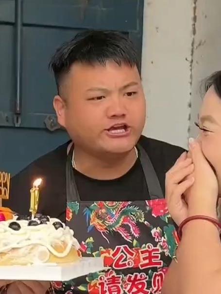瑞芳妹妹19岁生日，和胖胖一起给她做个生日蛋糕